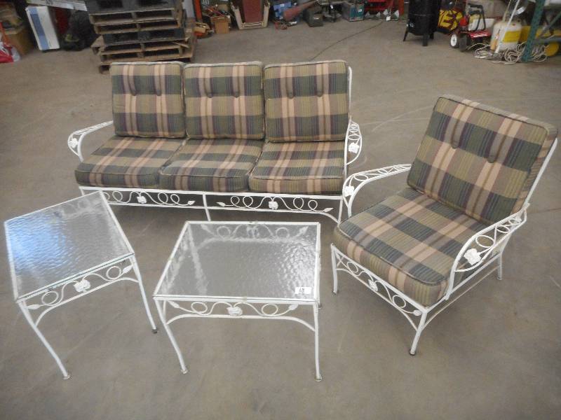 lot 68 image: 4-Piece Vintage Steel-Frame Patio F...