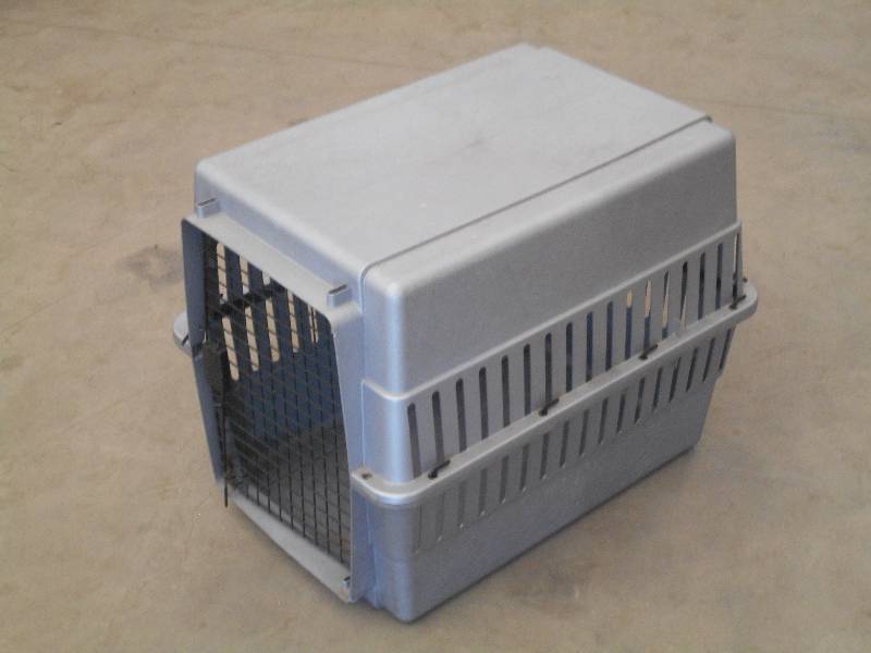 lot 84 image: Mid-Sized Pet Travel Kennel ...
