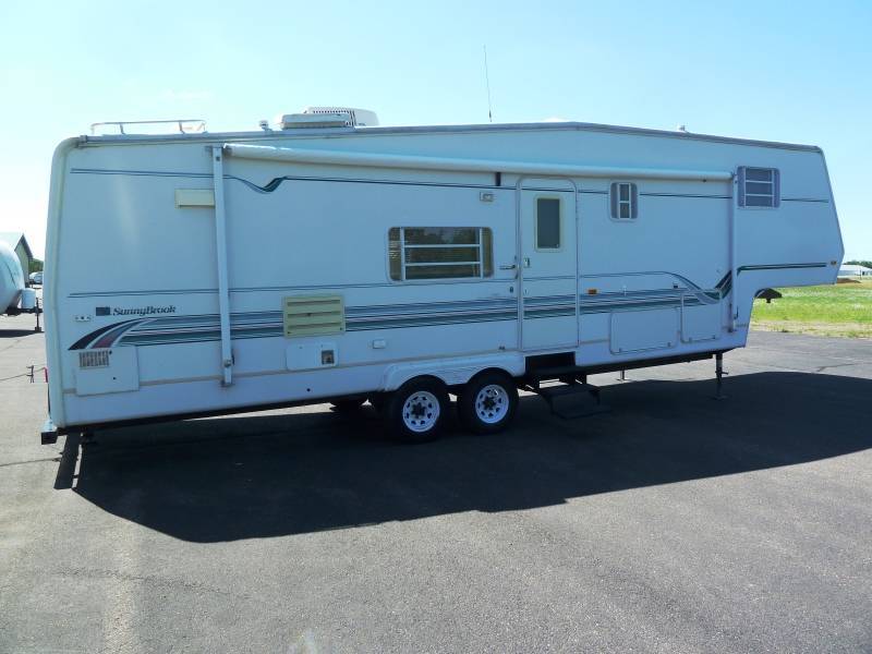 lot 3 image: 1997 Sunnybrook 33RKS 5th Wheel wDouble Slide-out NO RESERVE