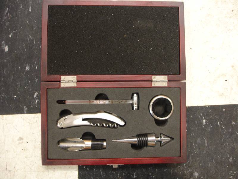 lot 23 image: Wine Tool Set