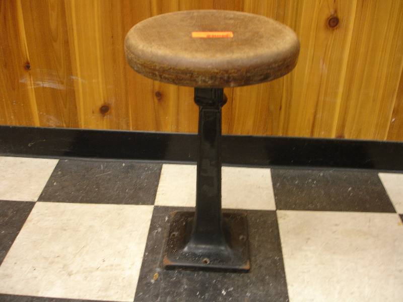 lot 34 image: Stool