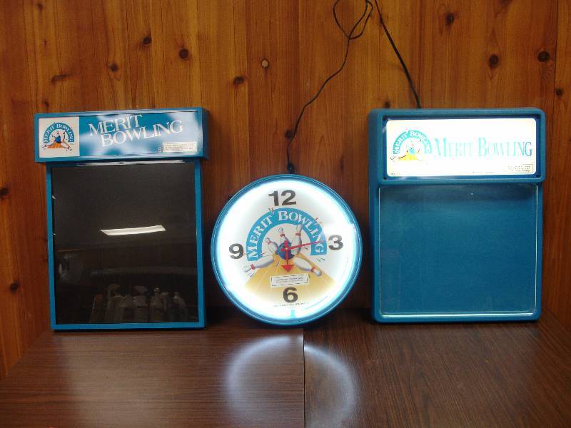 lot 48 image: Merit Display Items