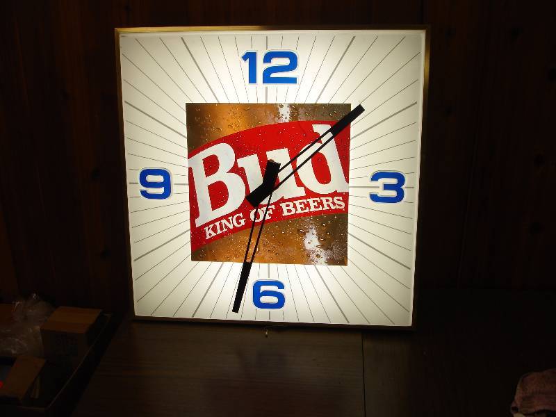 lot 73 image: Bud Clock