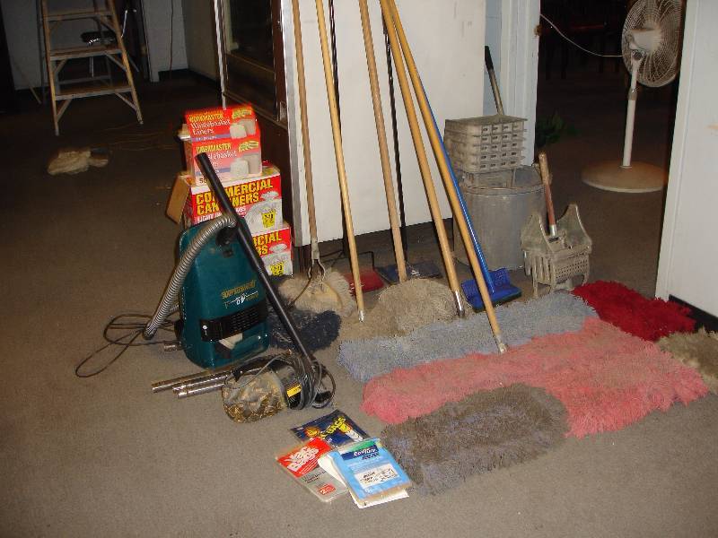 lot 181 image: Miscellaneous Floor Cleaning Items
