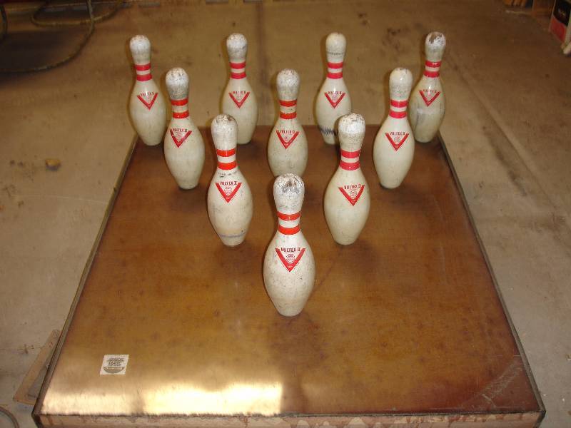 lot 200 image: Bowling Pins