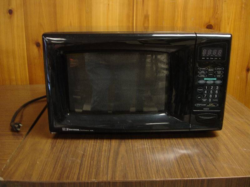 lot 218 image: Emerson Microwave Oven