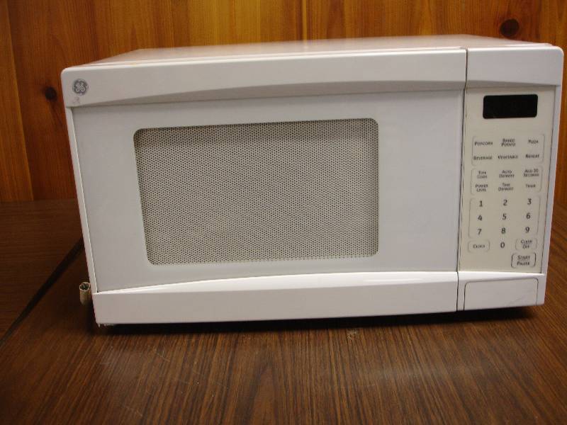 lot 220 image: GE Microwave Oven