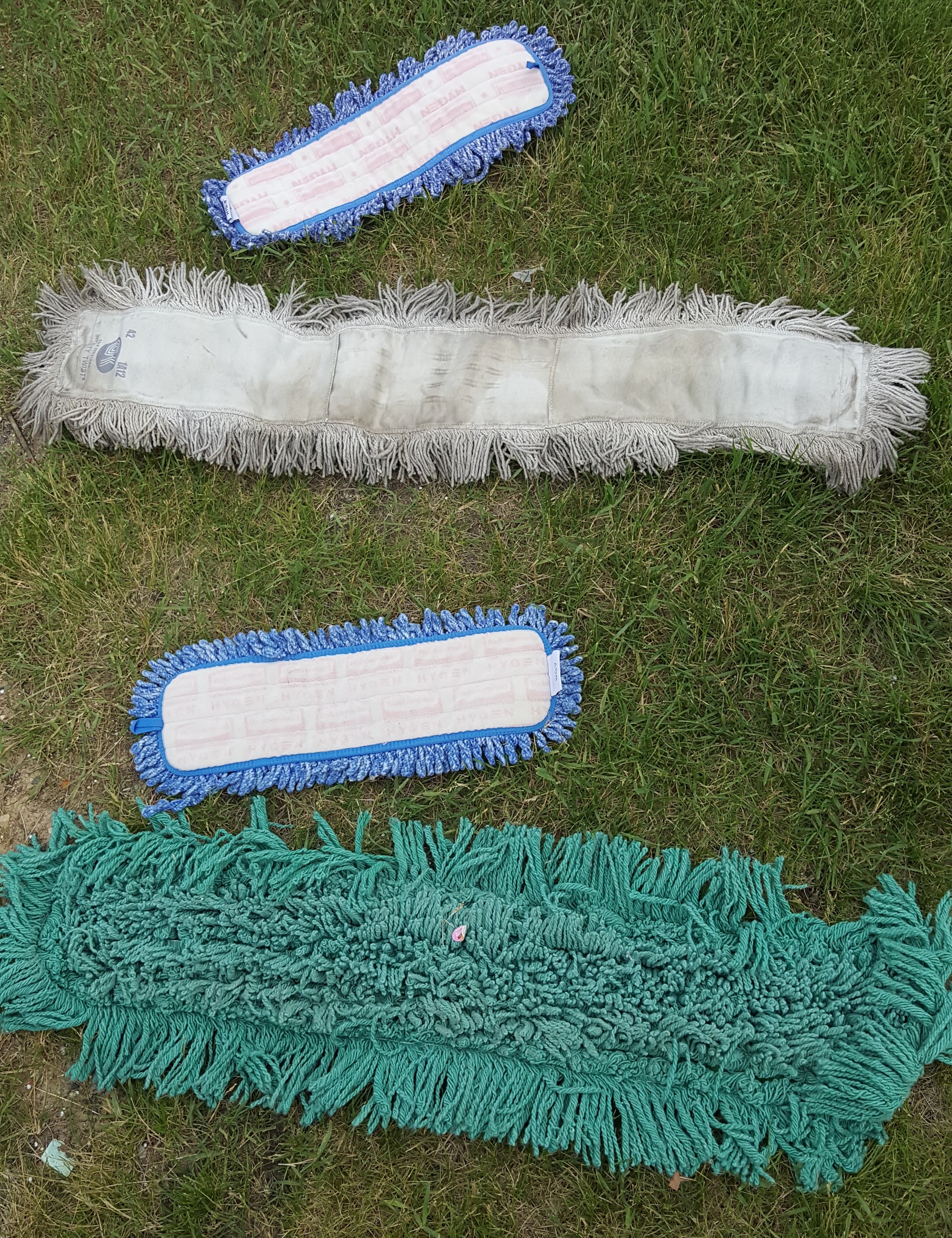 Lot of four dry mops and two dust mop heads