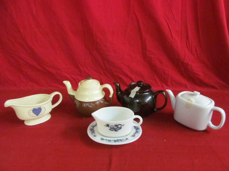 lot 18 image: Teapots