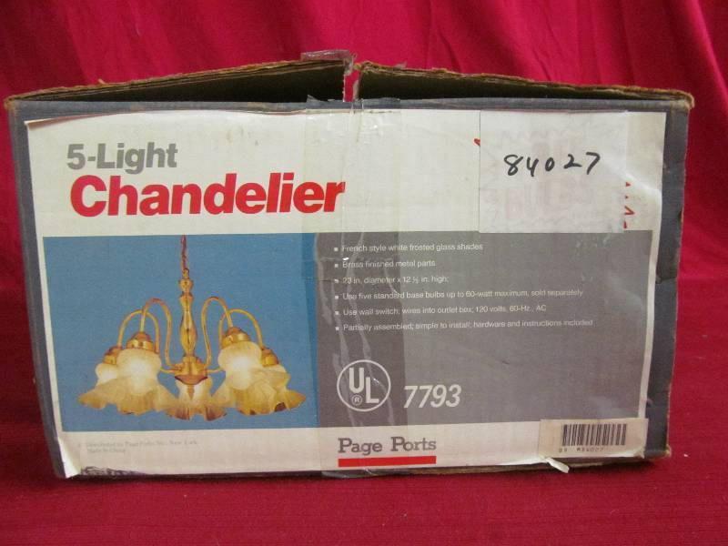 lot 26 image: Chandelier