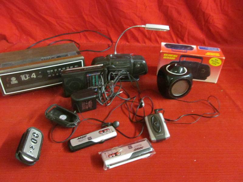 lot 27 image: Radios