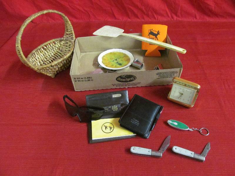 lot 33 image: Advertising Items