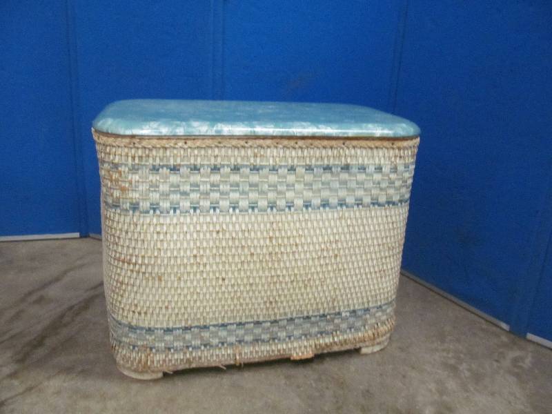 lot 56 image: Antique Hamper