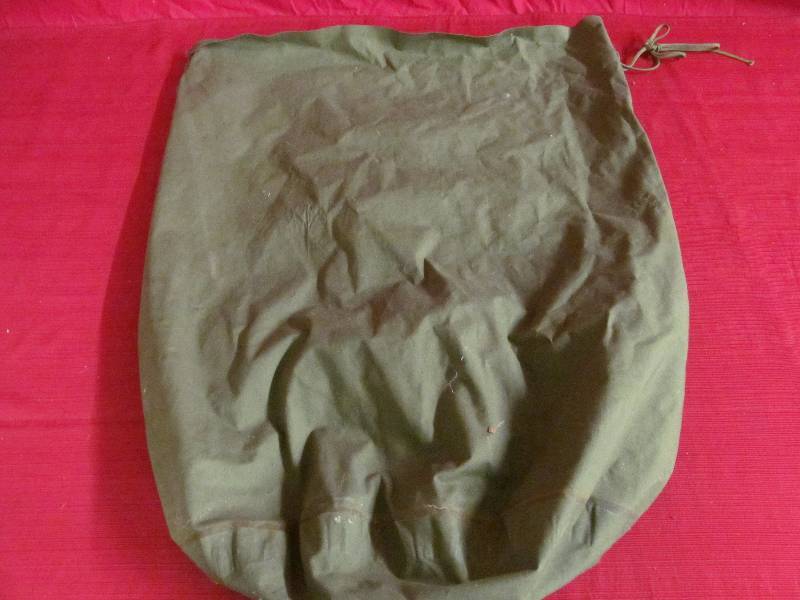 lot 76 image: Duffle Bag