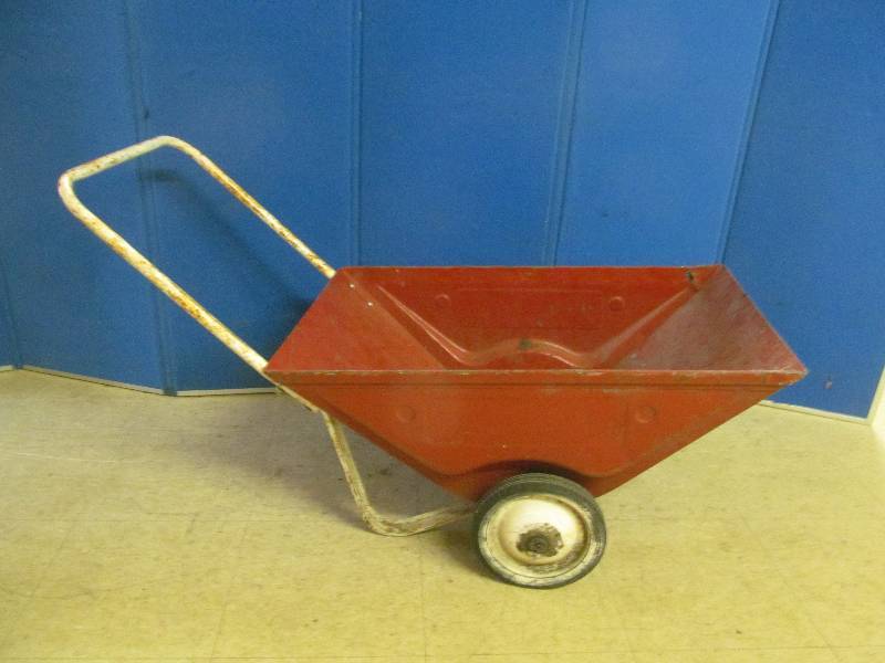 lot 163 image: Lawn Cart