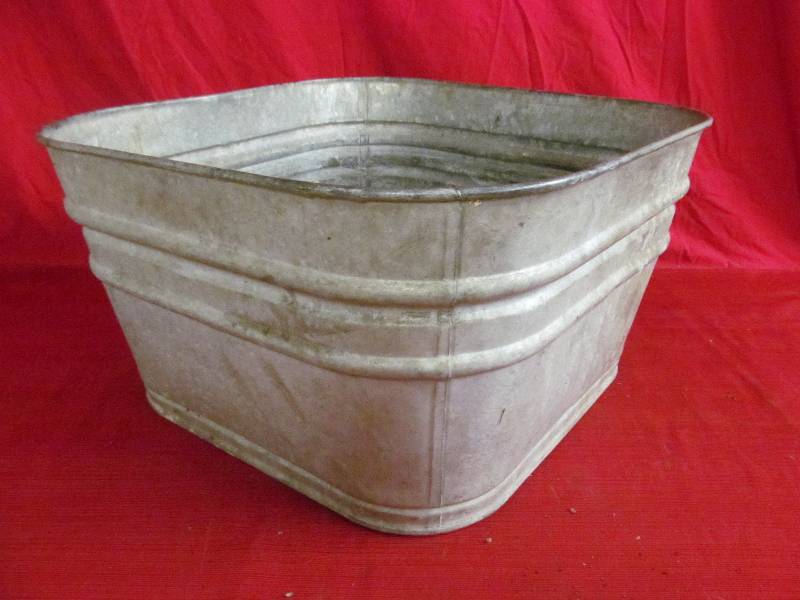 lot 168 image: Tub