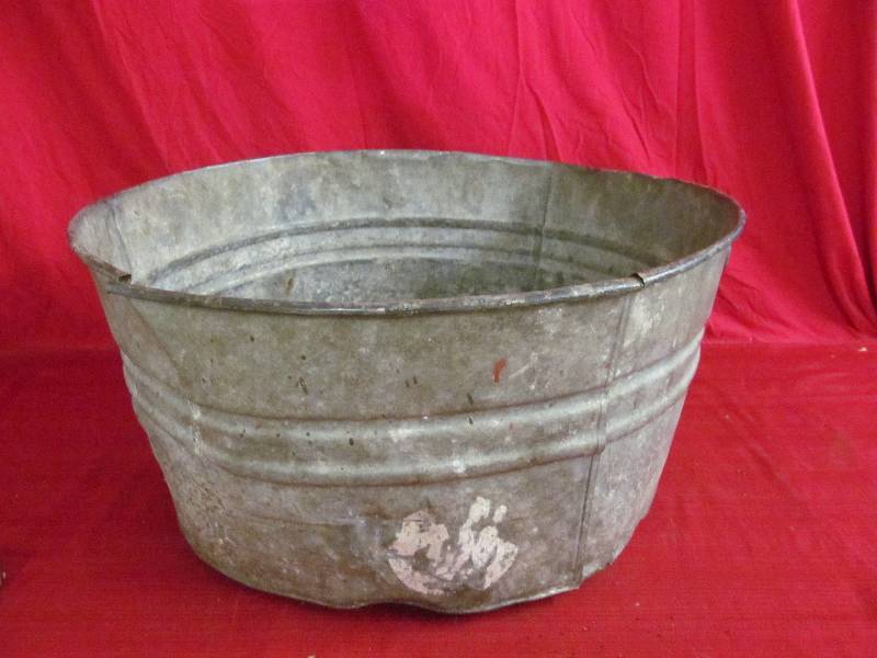 lot 169 image: Tub