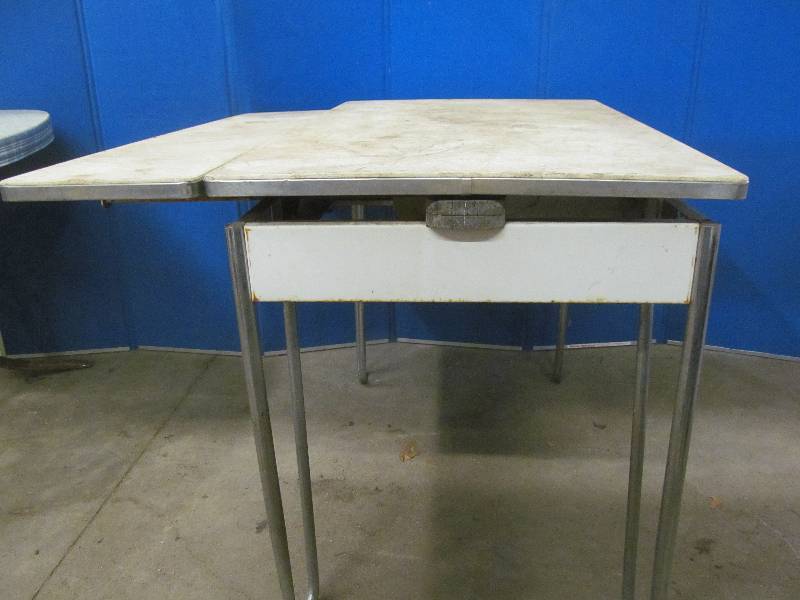 lot 173 image: Table