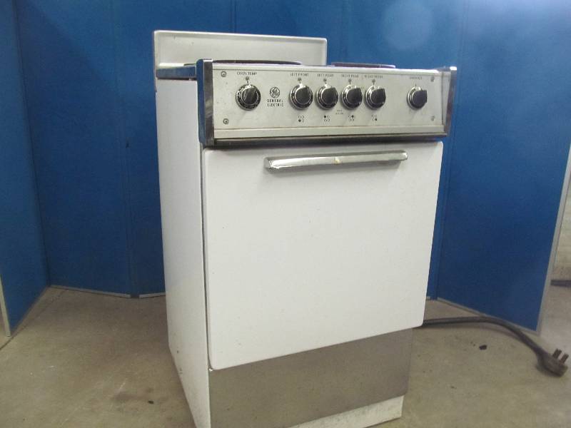 lot 176 image: GE Stove