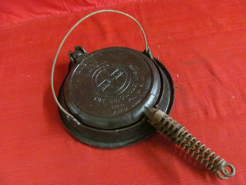 lot 180 image: Vintage Waffle Maker