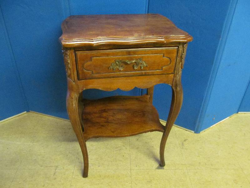 lot 184 image: Table