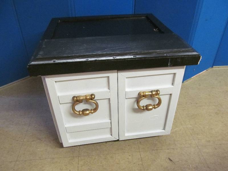 lot 185 image: End Table