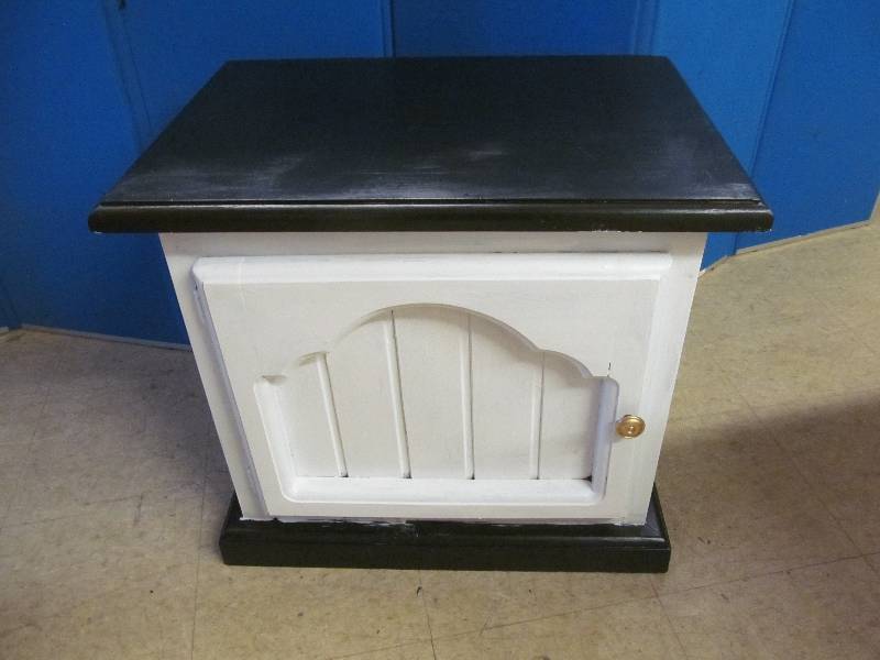 lot 186 image: End Table