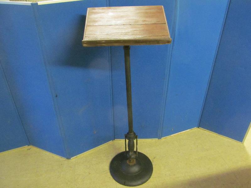 lot 188 image: Vintage Podium