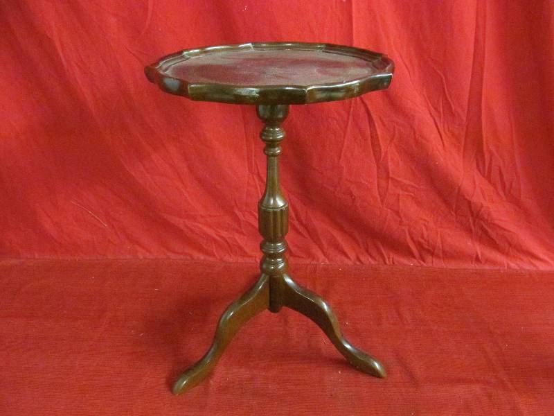 lot 194 image: Table