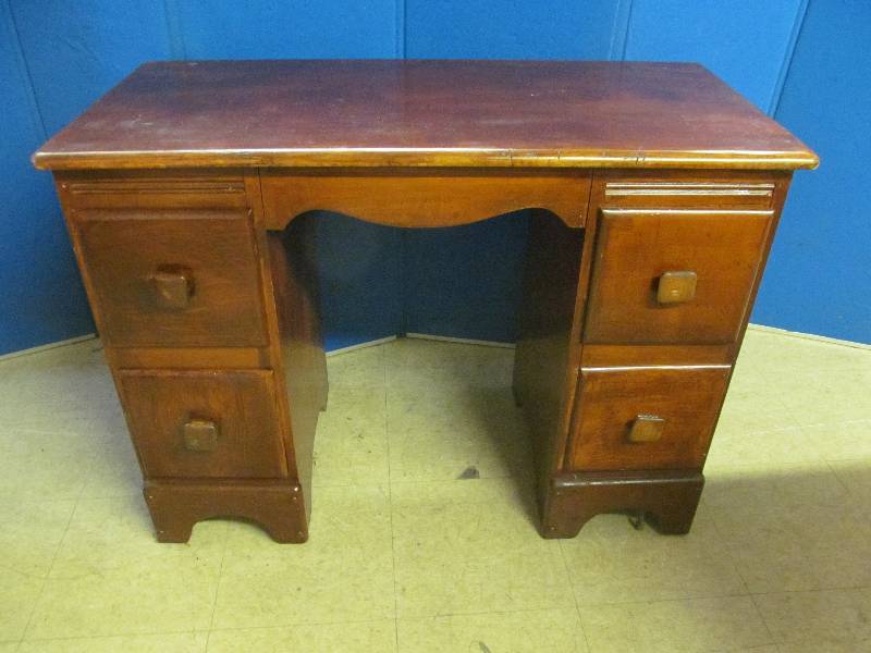 lot 197 image: Desk