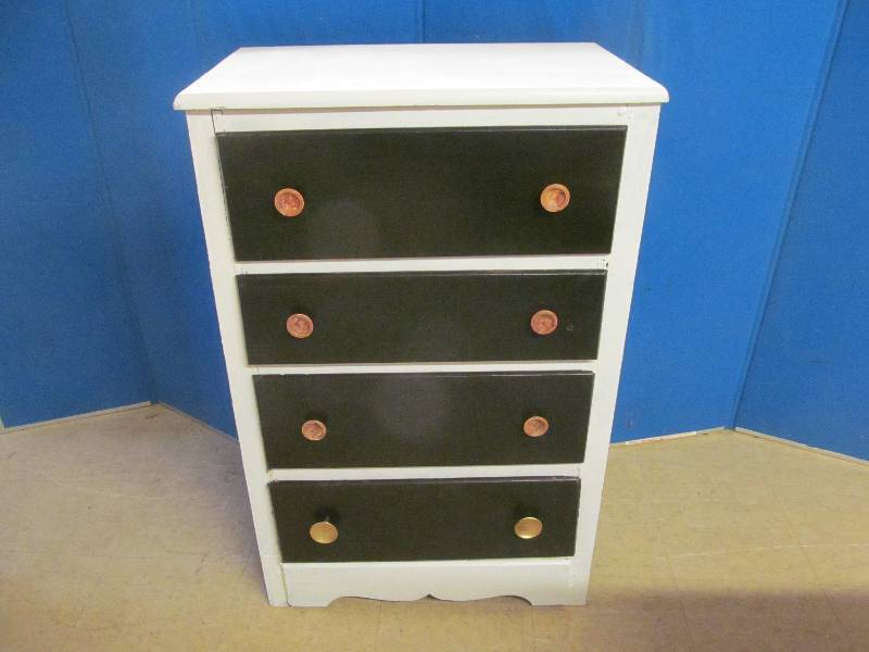 lot 198 image: Chest of Drawers