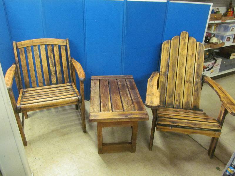 lot 206 image: Patio ChairsTable