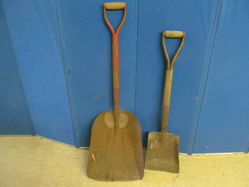 lot 248 image: Shovels