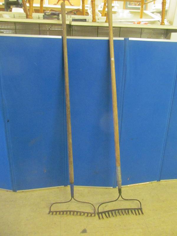 lot 250 image: Rakes