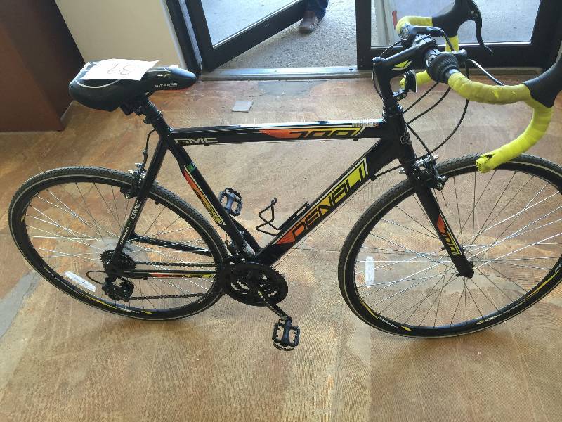 lot 39 image: 700c Mens GMC Denali Road Bike, Blue