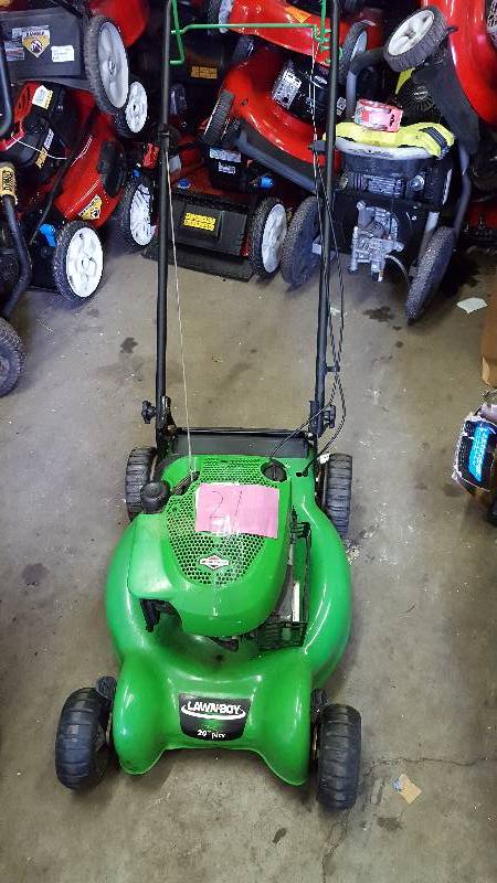 lot 31 image: Briggs and Stratton Lawn Boy 20 Deck Lawnmower
