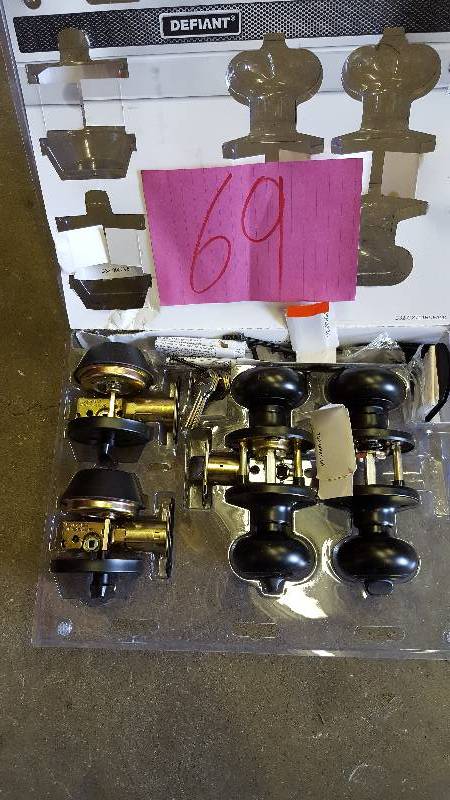 lot 69 image: Defiant door knob set