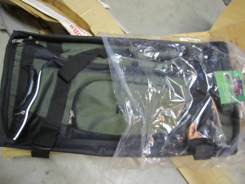 lot 40 image: Brand new duffel bag with wheels Eq...