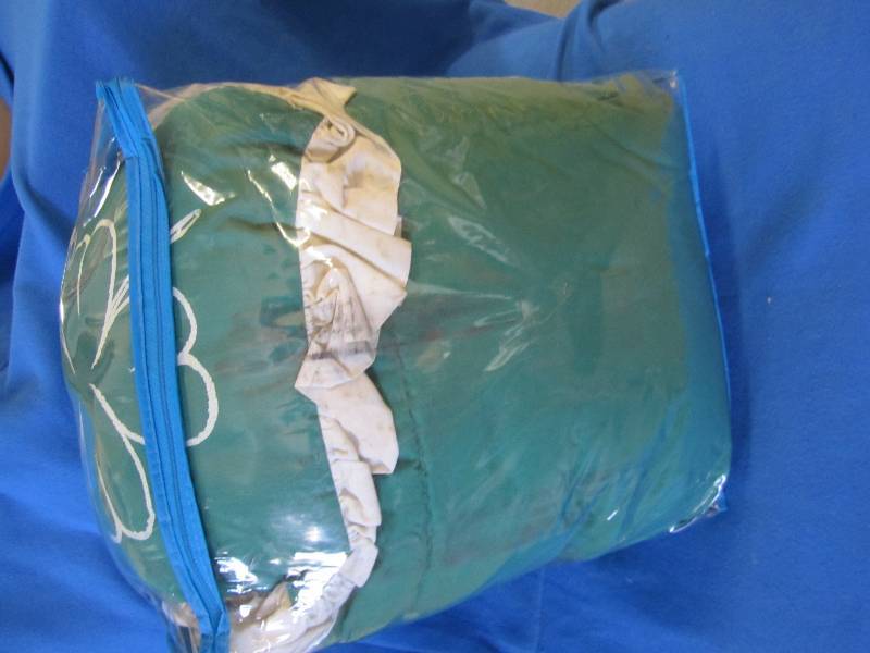 lot 49 image: clover bed set new...