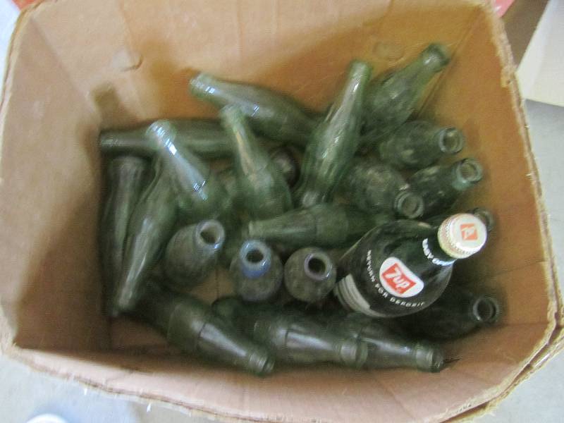 lot 116 image: Lot of vintage coke cola and 7 up b...