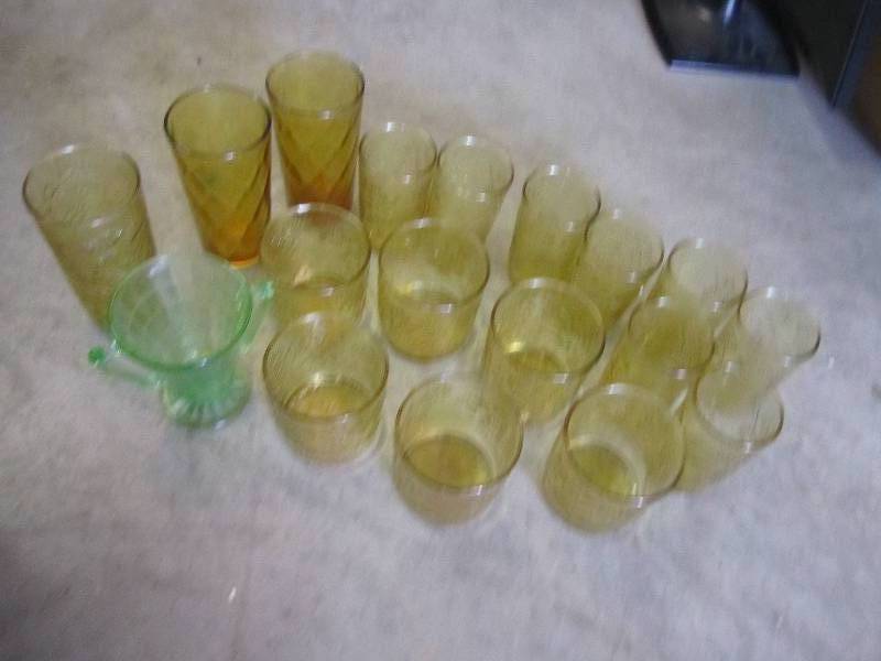 lot 122 image: Lot of vintage gold color kitchen c...