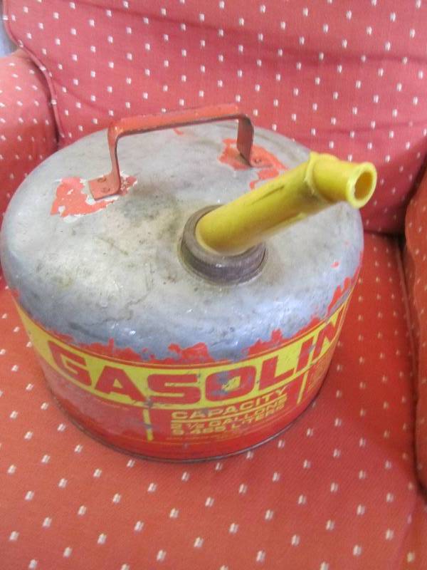 lot 125 image: 2.5 gallon Vintage gasoline can ...