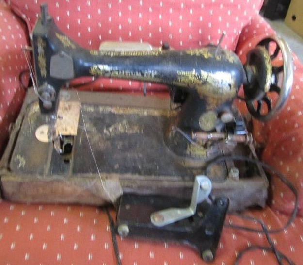 lot 126 image: Antique vintage sewing machine H152...