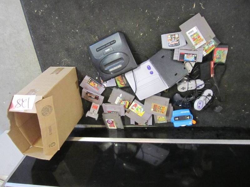 lot 128 image: Lot of Genisis and super nintendo g...