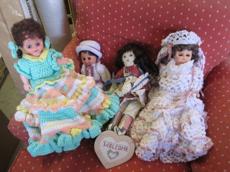 lot 148 image: Mixed lot of vintage dolls ...