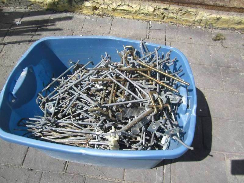lot 153 image: Blue tub of peg hooks ...