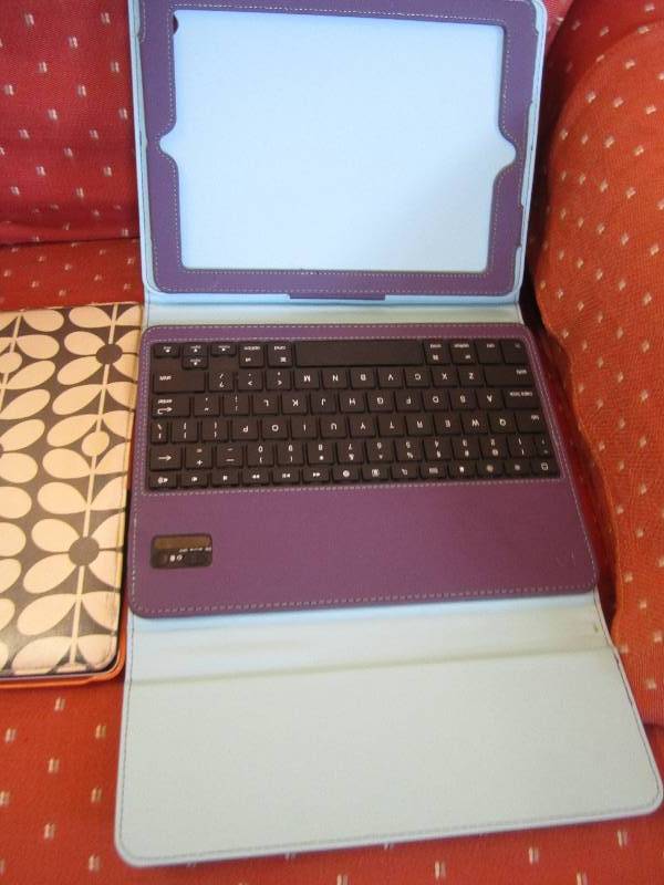 lot 224 image: I pad broken screen locked no passw...
