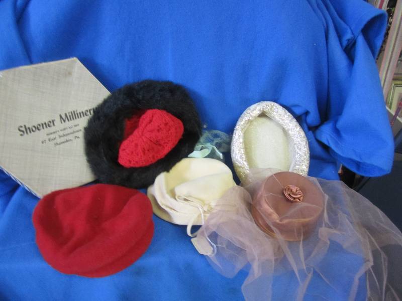 lot 2 image: Mixed lot of vintage hats name bran...