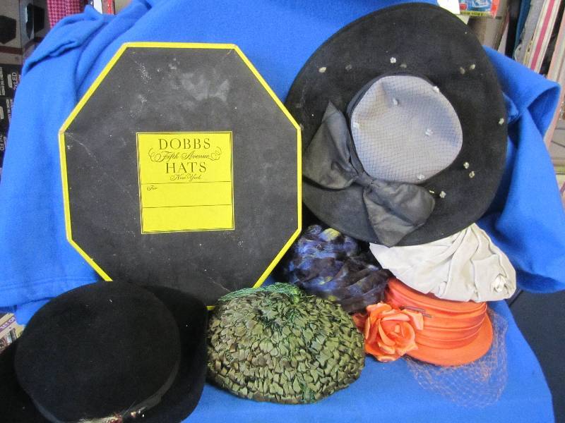 lot 6 image: Mixed lot of vintage hats name bran...