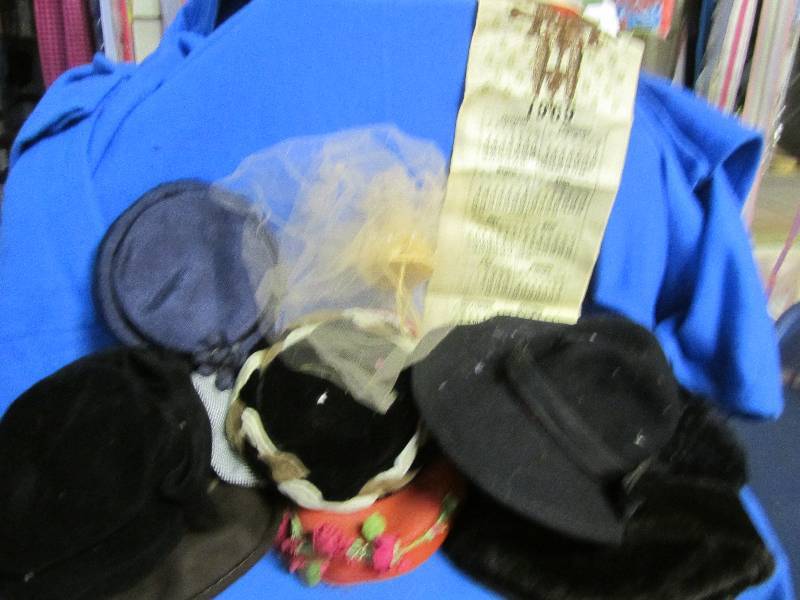 lot 14 image: Mixed lot of Vintage hats and hair ...